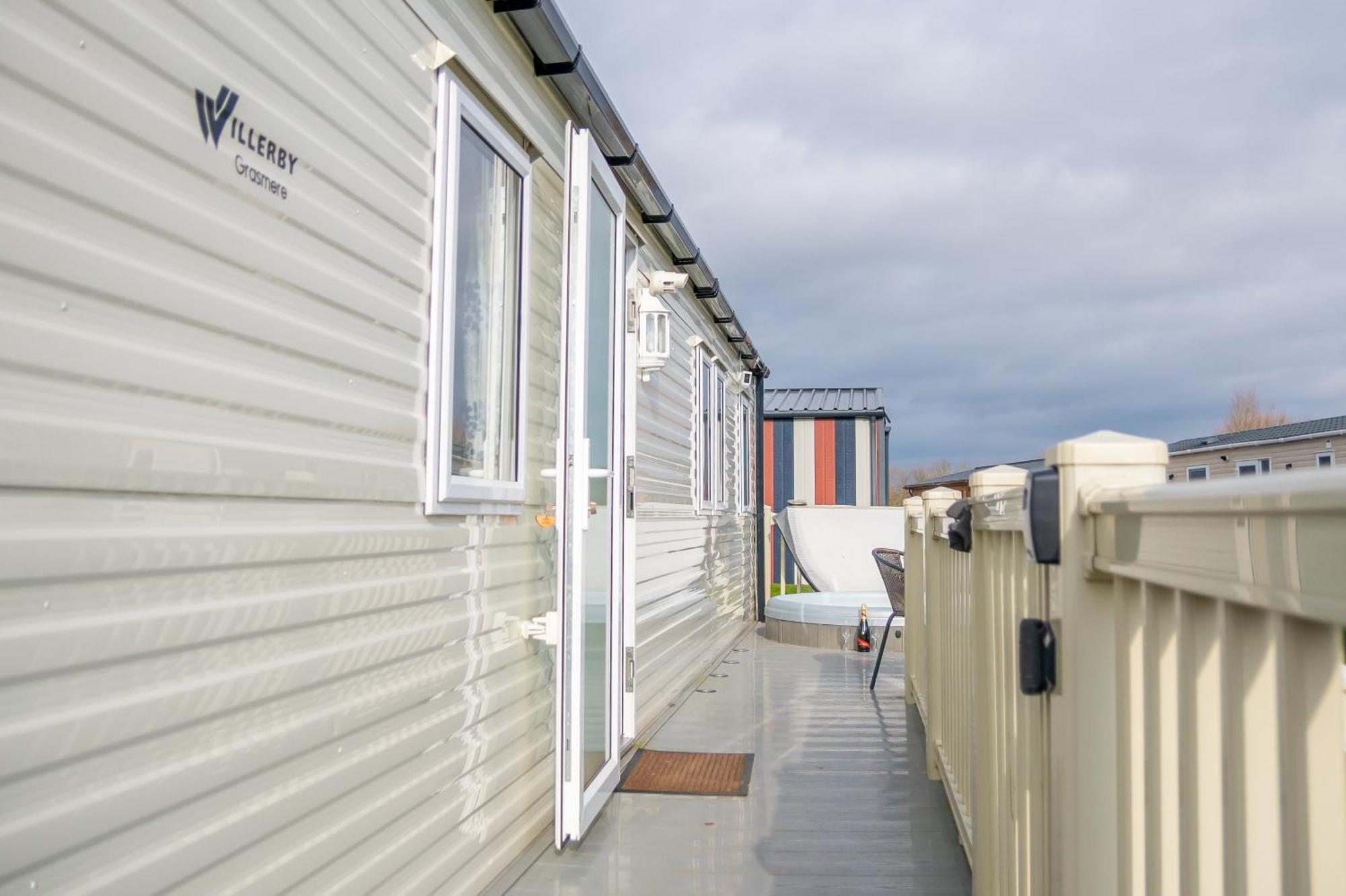 64 Lancaster The Lazy Willow 3 Bedroom Hot Tub Caravan Tattershall Lakes Exterior foto