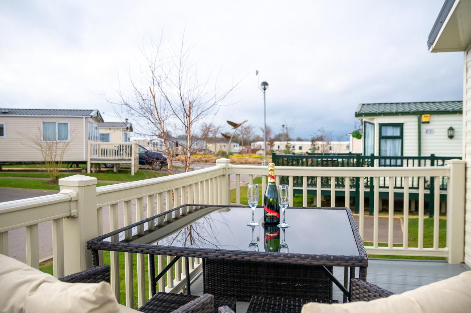 64 Lancaster The Lazy Willow 3 Bedroom Hot Tub Caravan Tattershall Lakes Exterior foto