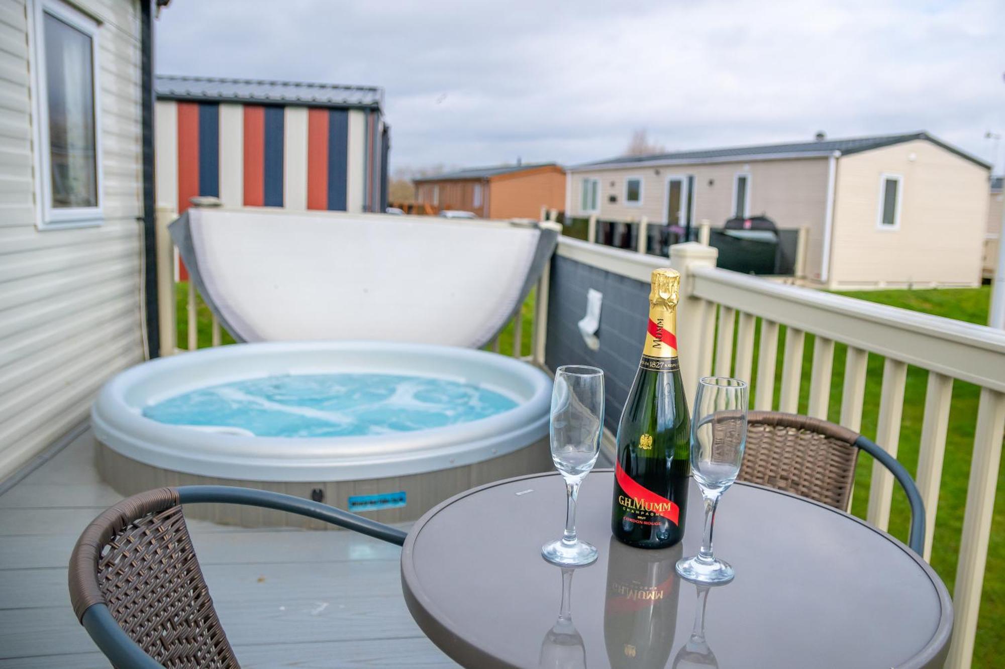 64 Lancaster The Lazy Willow 3 Bedroom Hot Tub Caravan Tattershall Lakes Exterior foto